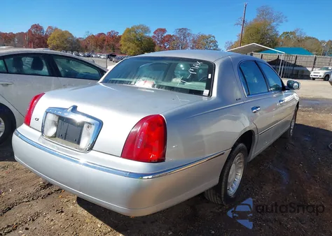 2000 Lincoln Town Car Executive z USA, uszkodzony, nr VIN 1LNHM81W2YY864825